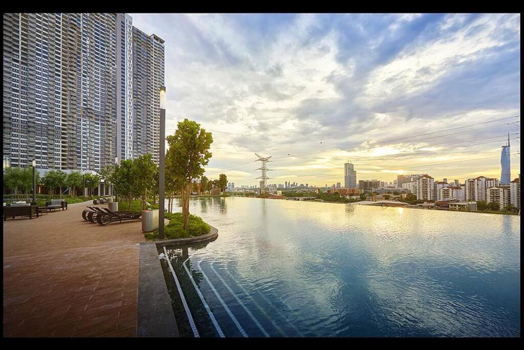 Klccpavtrxvelocity X Mrtlrt X 13pax X 3r2b X Free 1cpark Apartment