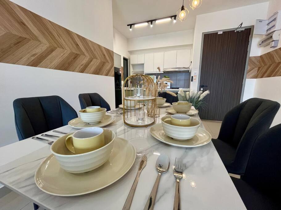 Klccpavtrxvelocity X Mrtlrt X 13pax X 3r2b X Free 1cpark Apartment *